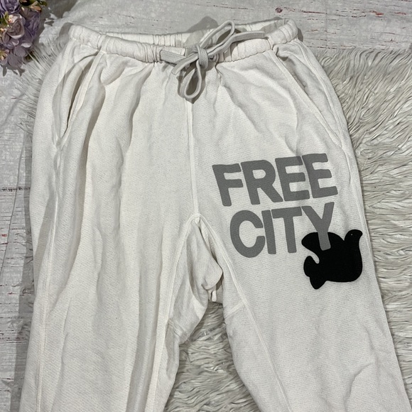 Free City Super Fluffy Pocket Logo Creamy Yumm Sweatpants - Picture 7 of 16